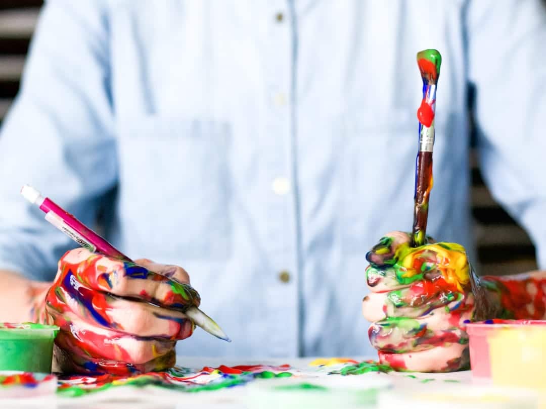 artiste-peintre-annuaire-vivalafiesta-peinture sur les mains
